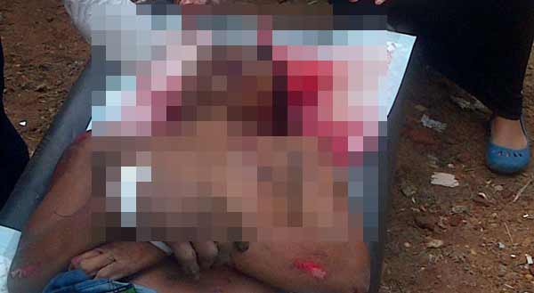 Korban tabrak lari yang saat hendak dievakuasi. foto: suwandi/ BANGSAONLINE