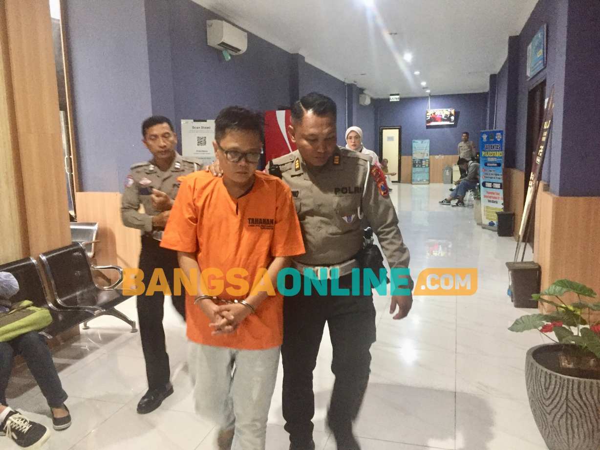 Tersangka pengemudi mercy maut yang tabrak 6 kendaraan di Jalan Kenjeran Surabaya saat digelandang ke sel sementara. Foto: Rusmiyanto/BANGSAONLINE