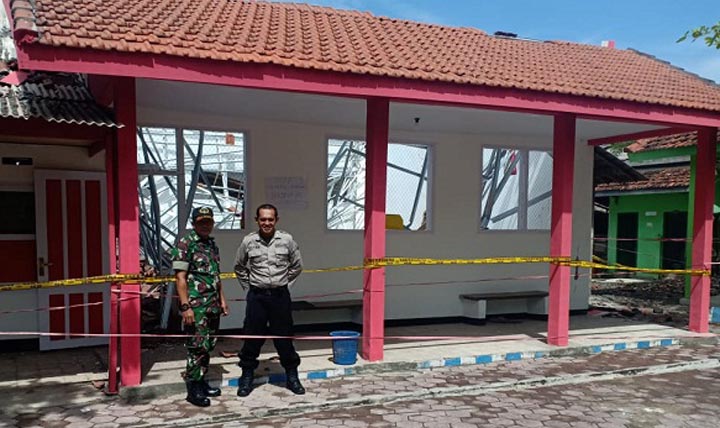 Kondisi kelas yang atapnya ambruk dan sudah diberi garis polisi.