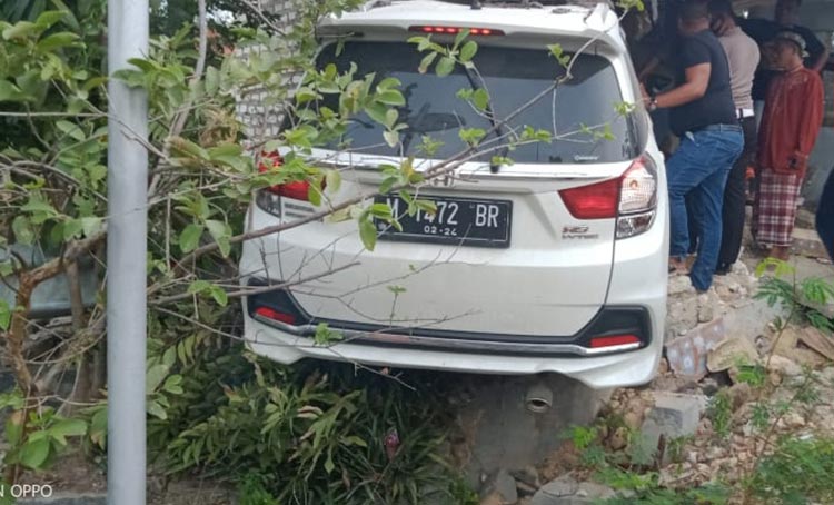 Kendaraan nopol M 1472 BR yang dikemudikan Heri saat menabrak pos kamling dan toko di Jalan Raya Ceguk Pamekasan. (foto: ist)