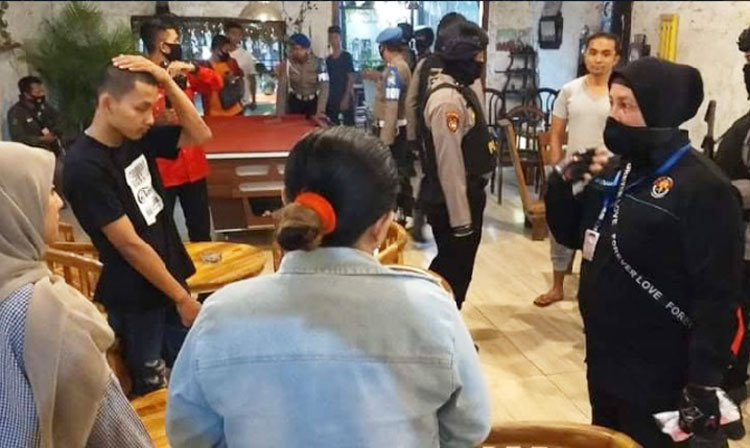 Abaikan Protokol Kesehatan, Pengunjung Kafe Dibubarkan Petugas