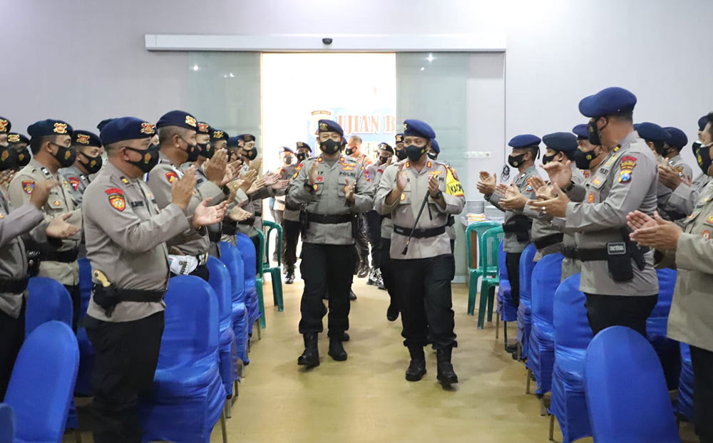 Puluhan anggota yang tergabung dalam Anggota Brimob Nusantara yang berdinas di Polres Mojokerto melaksanakan Tasyakuran HUT Brimob ke-76, Kamis (18/11).