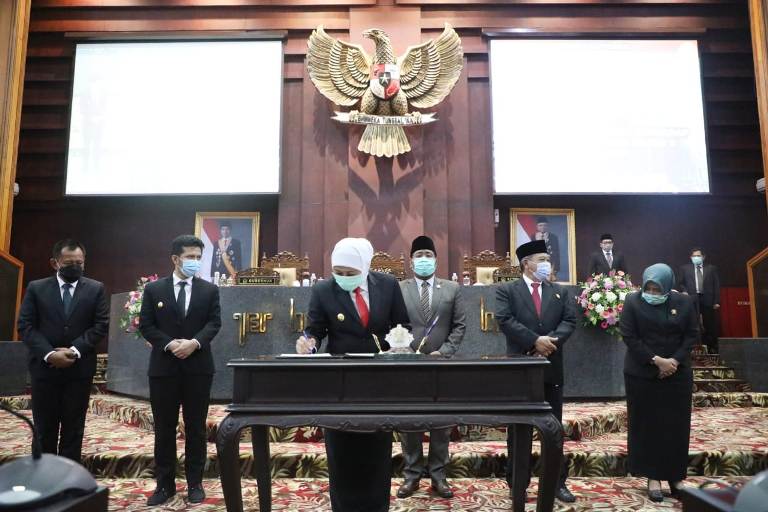 Alokasikan 51,74% untuk Pendidikan, Khofifah Sampaikan Nota Keuangan Raperda APBD Jatim 2021