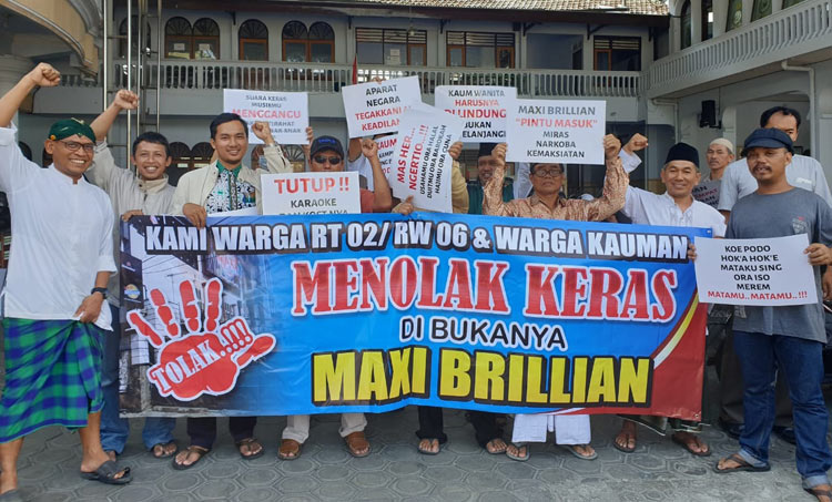 Warga Kauman saat menggelar aksi menolak dibukanya tempat karaoke Maxi Brillian.