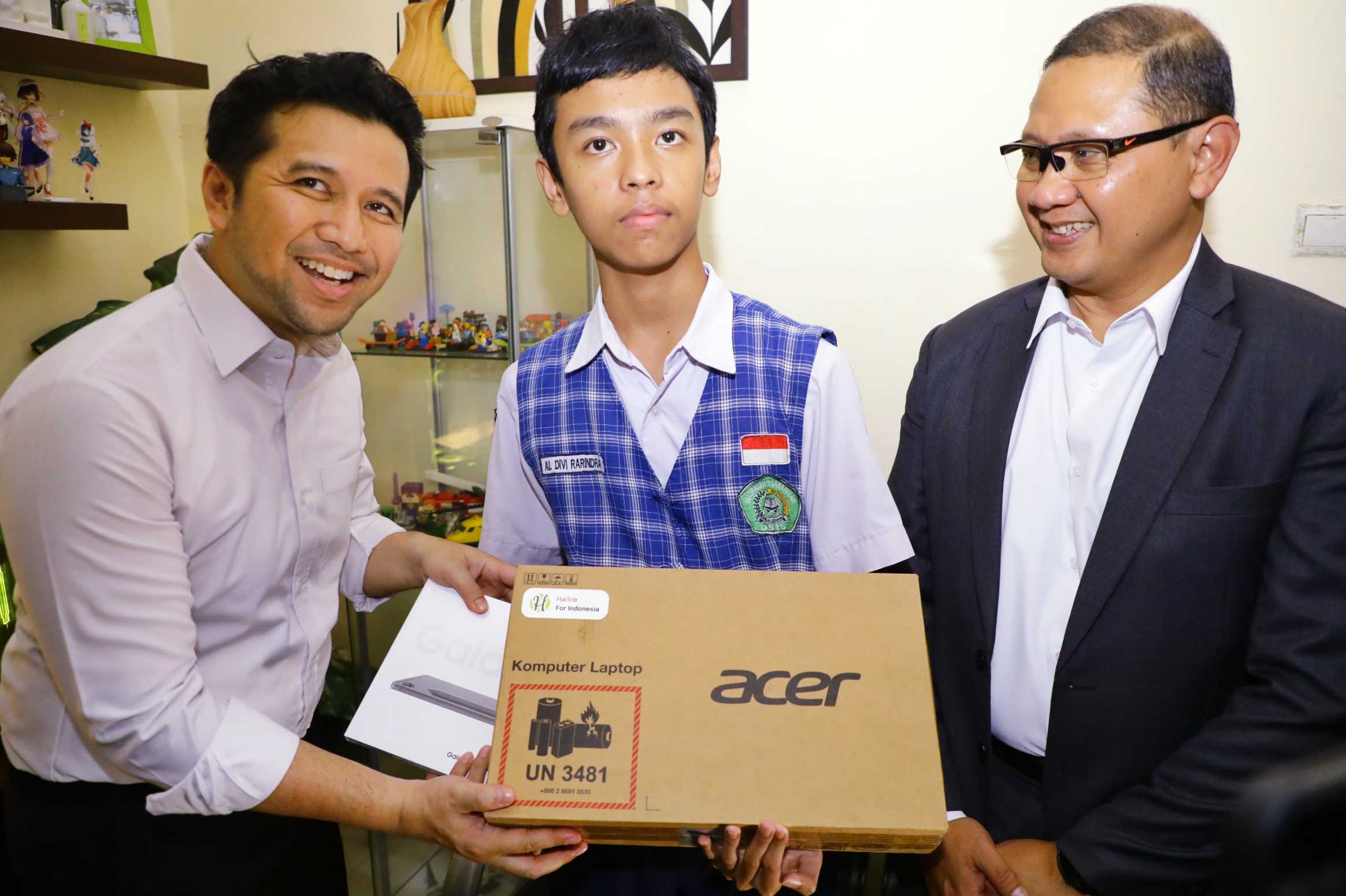 Apresiasi Animator Game Roblox Asal Blitar, Plt Gubernur Jatim Beri Hadiah Laptop