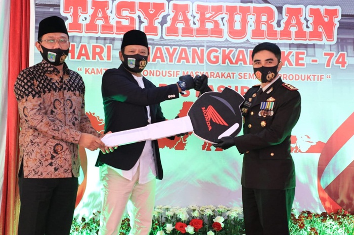 Ketua DPRD Kab Pasuruan H Sudiono Fauzan mendampingi Bupati Pasuruan HM Irsyad Yusuf saat menyerahkan secara simbolis penghargaan 5 unit motor trail untuk 5 polsek yang diwakili Kapolres Pasuruan AKBP Rofik Ripto Himawan.