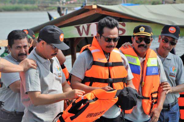 Wabup Moh. Qosim saat menghadiri festival Bengawan Solo di Desa Pangkah Wetan. foto: syuhud/ bangsaonline