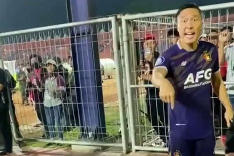 Arthur Irawan Ngamuk saat Diteriaki 'Arthur Out' oleh Suporter Persik Kediri