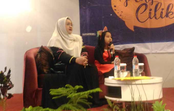 Almeyda Nayara didampingi ibundanya Imelda Liana Sari, saat Talk Show di Hotel Ibis Malang. foto: IWAN IRAWAN/ BANGSAONLINE