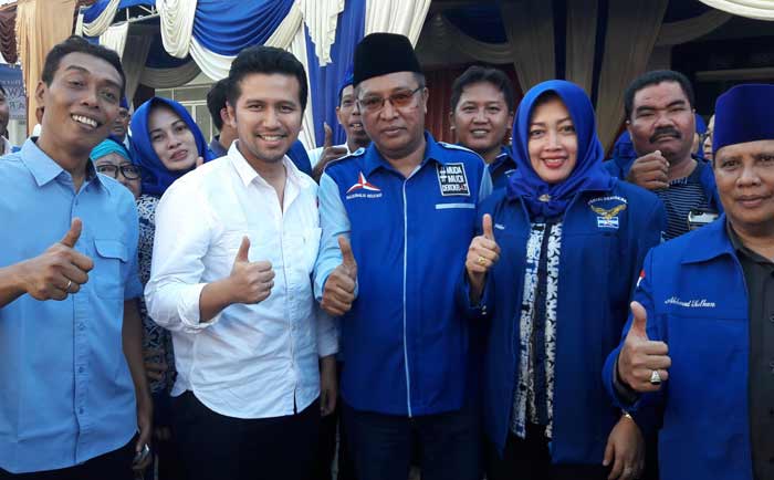 Emil Dardak didampingi pengurus DPC Demokrat Gresik usai peresmian posko pemenangan. foto: SYUHUD/ BANGSAONLINE