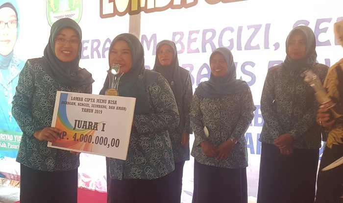 Penyerahan hadiah kepada juara lomba cipta menu oleh istri Bupati Pasuruan.