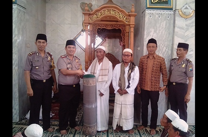 Seperti biasa, di akhir acara Kapolres AKBP Boby Paludin Tabunan, SIK SH MH, memberikan karpet dan Kapolsek AKP Andi Bahtera IJ menyerahkan sebuah kipas angin.