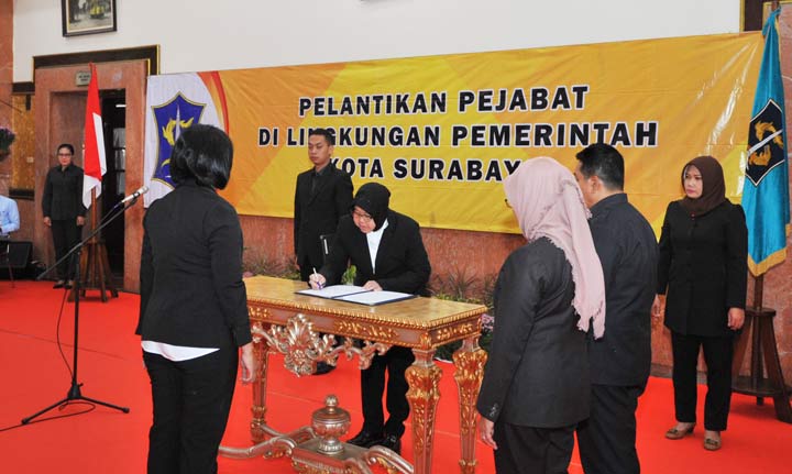 Risma saat menandatangani berita acara pelantikan.