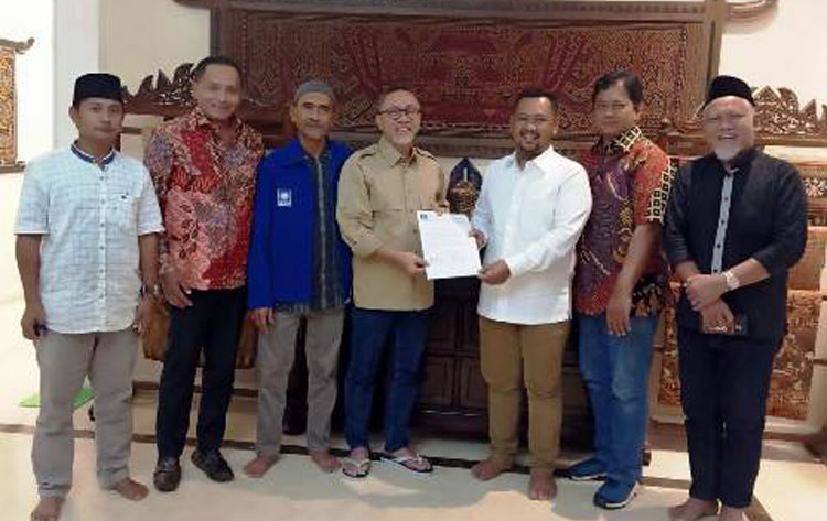 Fandi Akhmad Yani saat menerima rekom dari Ketua DPP PAN Zulkifli Hasan, beberapa waktu lalu. foto: ist.