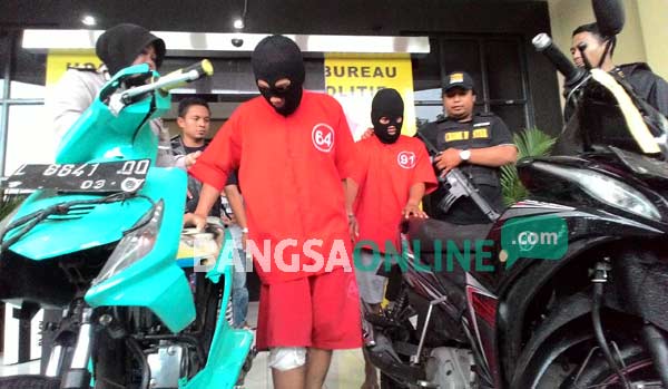 Kedua tersangka ranmor yang ditembak oleh polisi. foto: ekoyono/ BANGSAONLINE