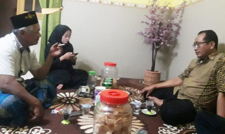 Ahmad Nadir saat berbincang dengan seorang tokoh. foto: ist.