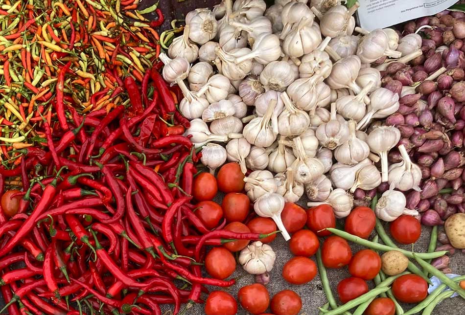 Harga Cabai dan Tomat di Surabaya Hari Ini Merosot hingga Rp5 Ribu