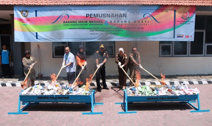 Bea Cukai Kediri Gelar Pemusnahan 72 Ribu Batang Rokok Ilegal Hingga Sex Toys