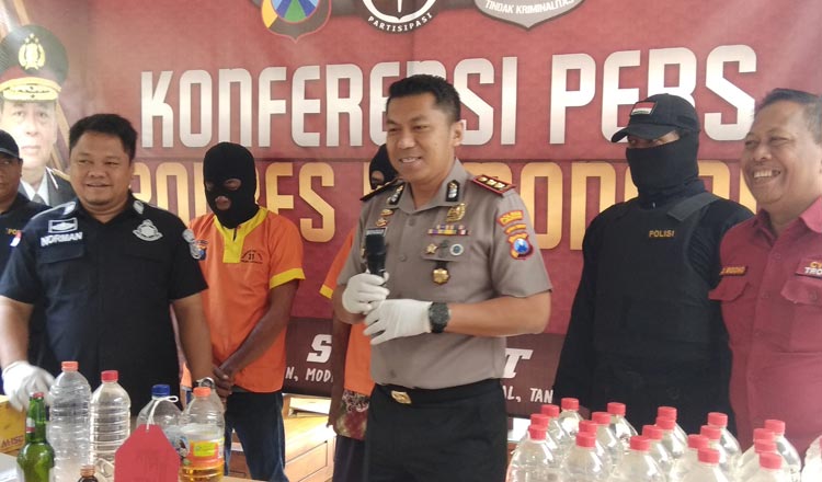 Polres Lamongan Bekuk Dua Pengedar Miras Oplosan: 1 Meninggal, 2 Orang Dirawat di RS