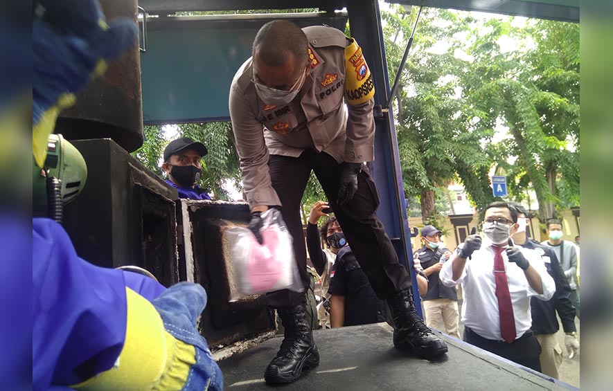 Pemusnahan barang bukti narkoba dilakukan menggunakan alat khusus.