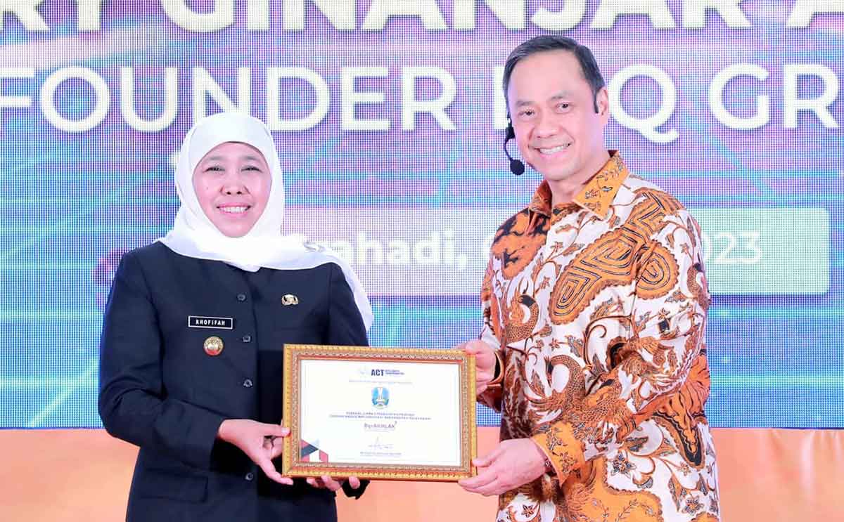Gubernur Jawa Timur, Khofifah Indar Parawansa, saat menerima penghargaan dari Ary Ginanjar Agustian, Founder ESQ Leadership Center.