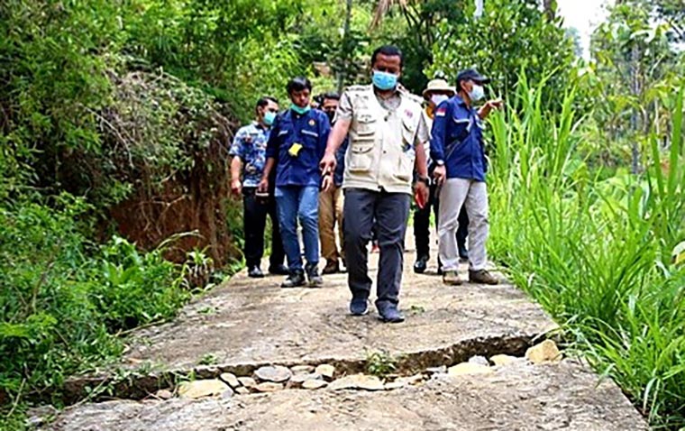 Tim PVMBG Bandung didampingi oleh BPBD Kabupaten Kediri saat meninjau tanah retak di Dukuh Badut.