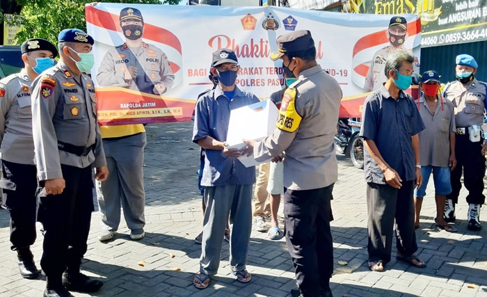 Masa PPKM Darurat, Polres Pasuruan Bagikan Paket Sembako untuk Warga Terdampak Covid-19