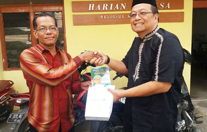 Pimpinan Perusahaan HARIAN BANGSA, Abdurrahman Ubaidah, memberikan cinderamata kepada Ibnu Sobir.