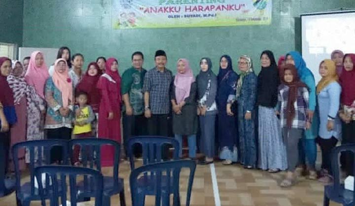 Komisaris Utama HARIAN BANGSA, EM Mas'ud Adnan (baju kotak-kotak pakai kopyah) didampingi istrinya, Hj Maimunah Saroh (berjilbab merah muda) foto bersama Chamdani (baju batik tanpa kopyah), Ketua Yayasan Fajar Jaya Gubeng, dan sebagian pengurus yayasan serta para walimurid TK-SD Fajar Jaya Kota Surabaya. foto: istimewa