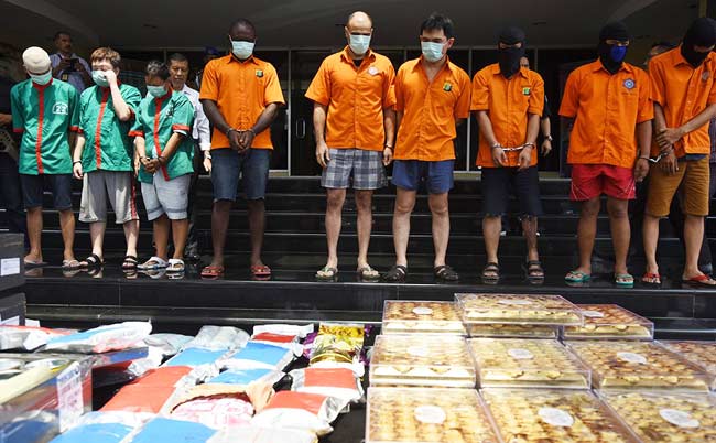 MODUS BARU: Petugas Dit Narkoba Polda Metro Jaya menunjukkan sabu dikemas kotak cokelat, Rabu (13/4). foto ANTARA