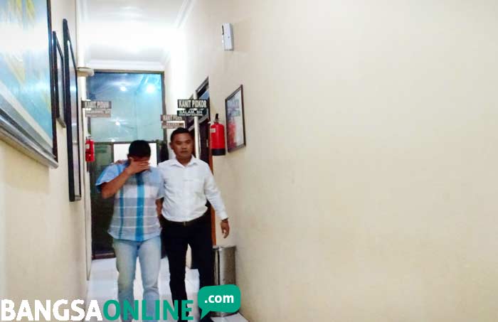 Salah satu pelaku saat digelandang untuk menjalani pemeriksaan. foto: AKINA/ BANGSAONLINE