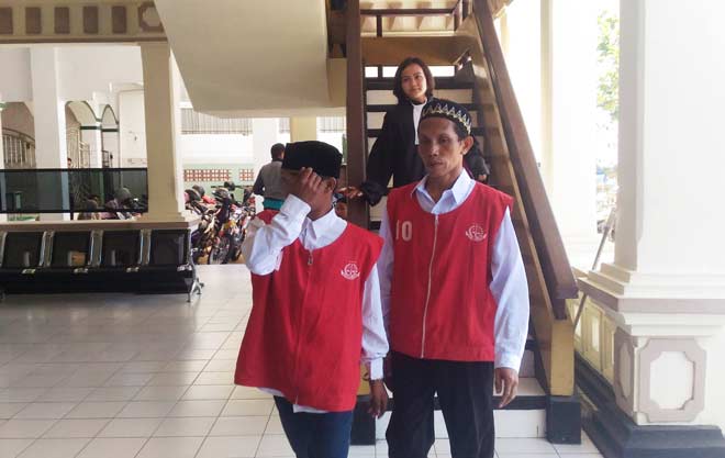 Terdakwa Sokeh (kanan) dan Udin (kiri) usai menjalani sidang dengan agenda dakwaan JPU Kejari Sidoarjo. foto: NANANG ICHWAN/ BANGSAONLINE