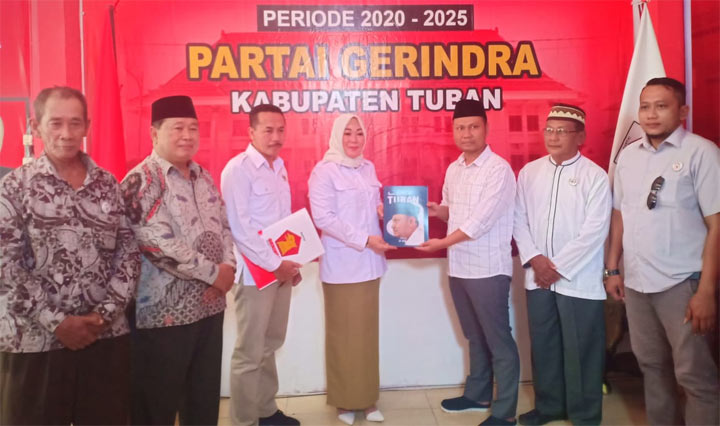 Eko Wahyudi saat menyerahkan berkas pendaftaran bacabup di kantor DPC Partai Gerindra Tuban.