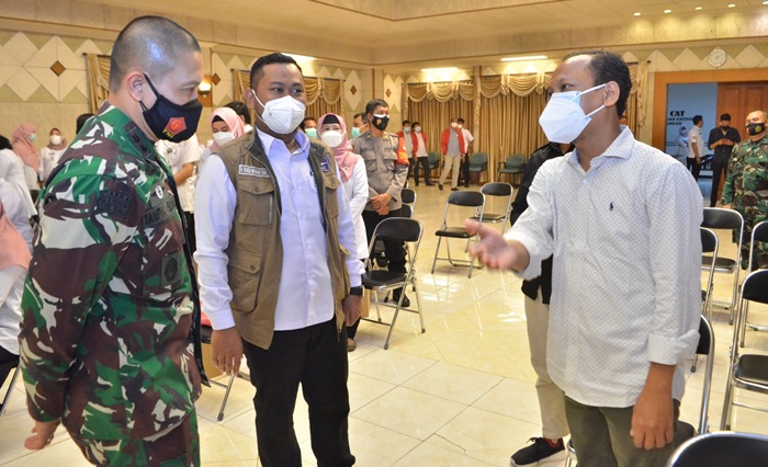 Bupati Gus Yani berbincang dengan Dandim 0817 Letkol Inf. Taufik Ismail dan Ketua KPU Ahmad Roni usai sosialisasi aplikasi Silacak. foto: SYUHUD/ BANGSAONLINE