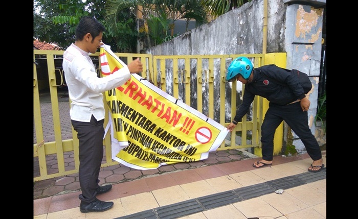 Kantor DPD Golkar Pamekasan Sekaligus Posko Pemenangan Kholifah dan Khofifah Disegel