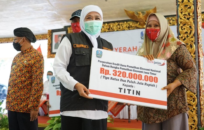 Gubernur Jawa Timur Dra Khofifah Indar Parawansa saat menyerahkan bantuan kepada warga Sumenep.
