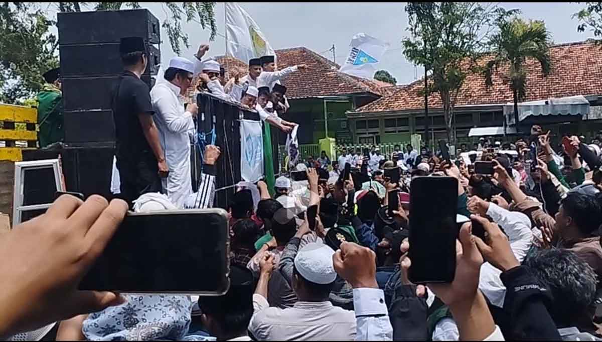 Ribuan massa saat lakukan aksi bela alqur'an didepan kantor Dewan Perwakilan Rakyat Daerah (DPRD) Kabupaten Pamekasan.