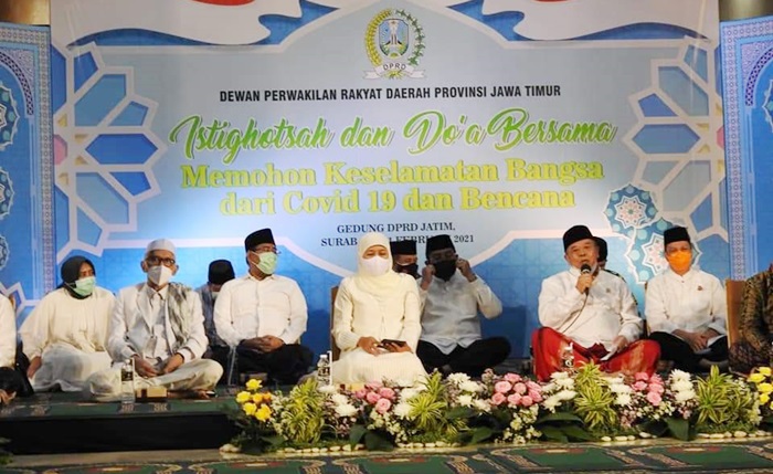 Gubernur Khofifah bersama pimpinan DPRD Jatim dan unsur Forkopimda mengikuti istigasah dan doa bersama di Gedung DPRD Jatim. foto: istimewa