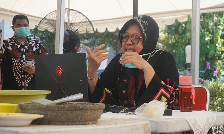 Wali Kota Surabaya Tri Rismaharini saat memimpin rapat koordinasi soal perekonomian Surabaya melalui teleconference, Kamis (26/3).