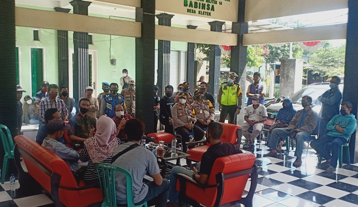 Terganggu Bau Busuk dan Limbah, Puluhan Warga Kletek Tuntut Bongkar Pabrik Pengolahan Bulu Ayam