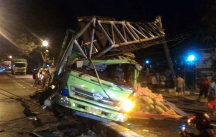 Diduga Mengantuk, Truk Muat Semen Tabrak Tiang Rambu Penunjuk Arah