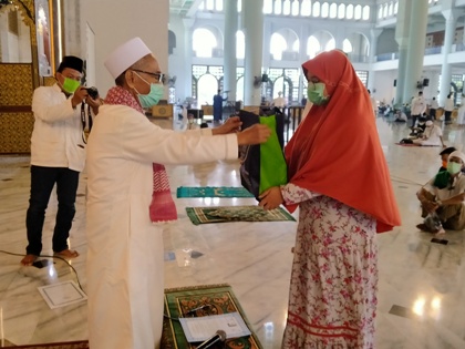 Lagi, Milenial Ikrar Syahadat, Salat Jumat Masjid Al-Akbar Pakai SOP Ketat