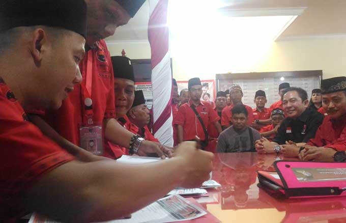 Tim 5 saat memeriksa berkas milik M. Arief Wicaksono dengan disaksikan para pendukungnya. foto: IWAN I/ BANGSAONLINE