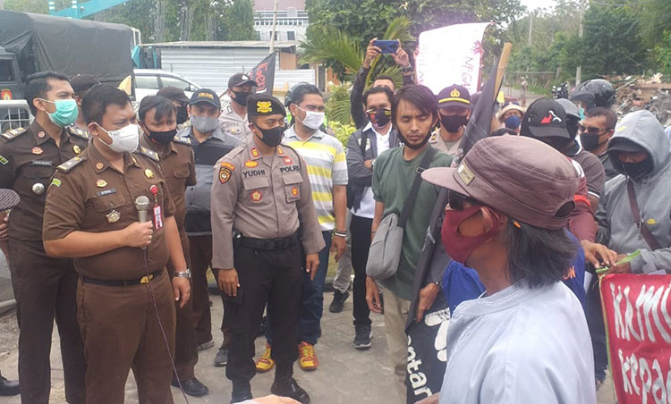 Kasi Pidsus Kejari Gesik, Dymas Adji Wibowo dan Jaksa saat menemui pendemo. (foto: SYUHUD/ BANGSAONLINE)