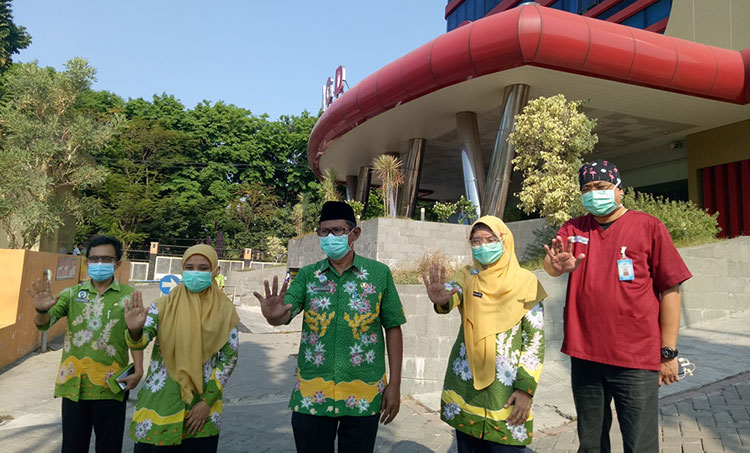 Sekretaris Satuan Tugas (Satgas) Percepatan Penanganan Covid-19 Kabupaten Pasuruan, Anang Saiful Wijaya bersama dengan petugas dinas kesehatan. (foto: ist).