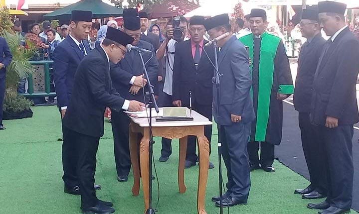 Bupati Anas saat menandatangani surat pelantikan.
