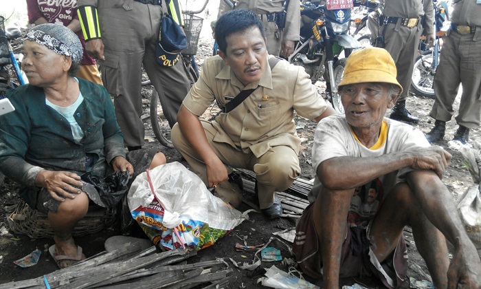 Kadispendik saat berbincang dengan seorang kakek. Foto: YUDI EP/BANGSAONLINE