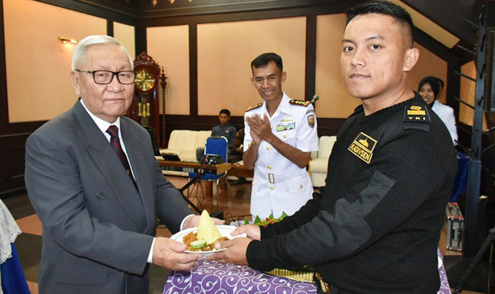 Sesepuh kapal selam Laksda TNI (Pur) Frans Wuwung, yang didaulat bersama perwira termuda Satsel Lettu Laut (P) Nurrohman, menerima potongan tumpeng dari Komandan Satsel Koarmada II.