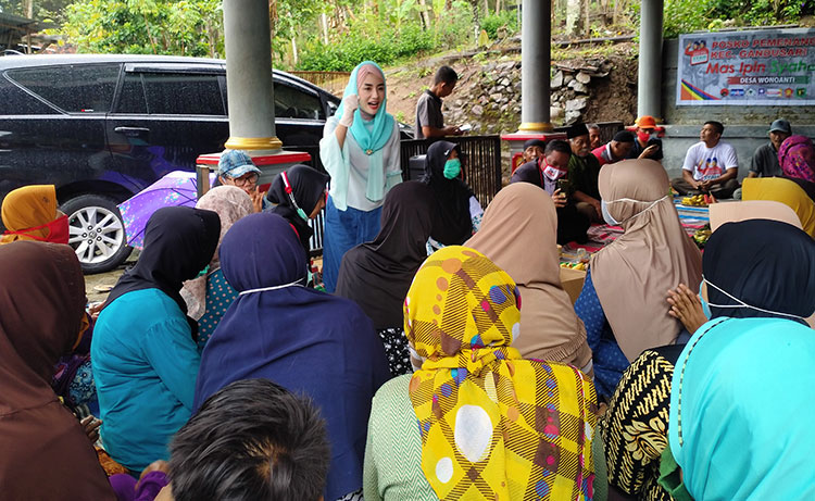 Novita Hardini saat menyampaikan sambutan di Desa Wonoanti, Kecamatan Gandusari. (foto: HERMAN/ BANGSAONLINE)