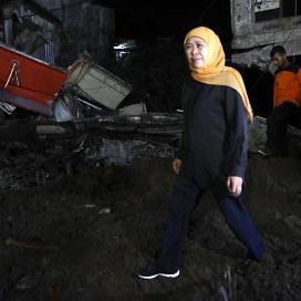 Tengah Malam Khofifah Tinjau Lokasi Bencana Jember, Pemprov Langsung Kirim Bantuan